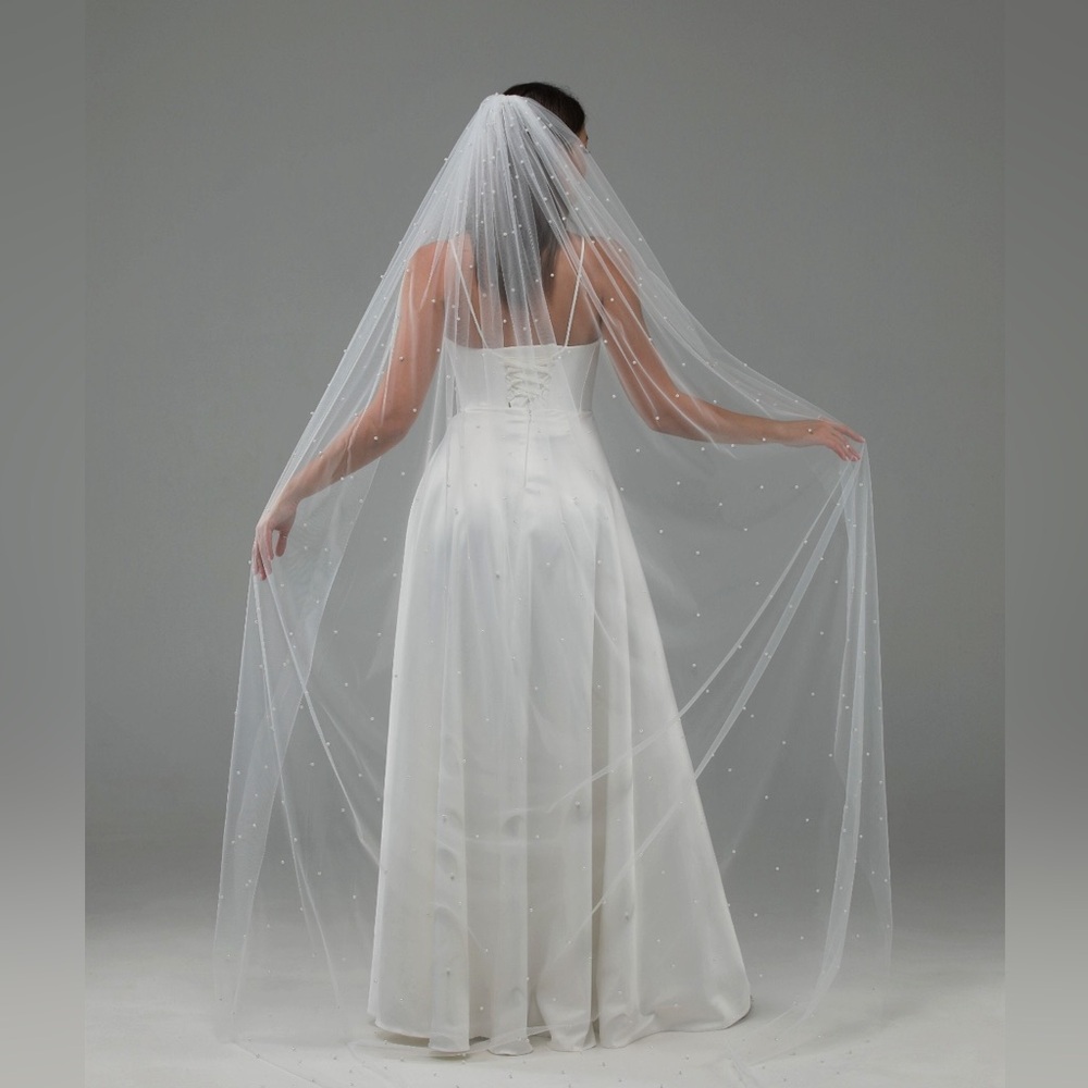 NWT Cathedral length pearl veil